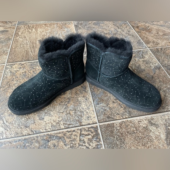 NEW!!! UGG Mini Bailey Button Bling Constellation Boots- Black, Women’s Size 6 - Picture 3 of 11